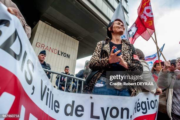 Des employés municipaux venus de tout le sud est de la france se sont rassemblés devant le siège de la métrople pour protester contre les conditions...