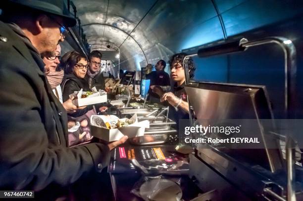 Un buffet de 1,7 kilomètre de long a été installé dans le tunnel urbain de la Croix Rousse afin de donner aux plus nombreux accès à la gastonomie, le...