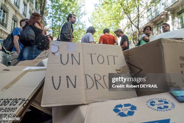 Diverses organisations de soutien aux sans abris ont organisé un pique-nique devant la préfecture du rhône le 24 avril à Lyon, France.