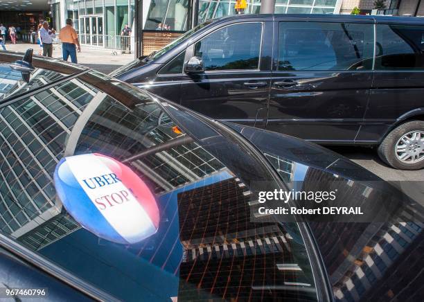 Plusieurs centaines de taxis se sont rassemblés au pied de la tour Oxygène siège lyonnais de la socité Uber pour exiger le blocage de l'application...