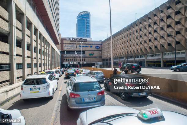 Plusieurs centaines de taxis se sont rassemblés au pied de la tour Oxygène siège lyonnais de la socité Uber pour exiger le blocage de l'application...