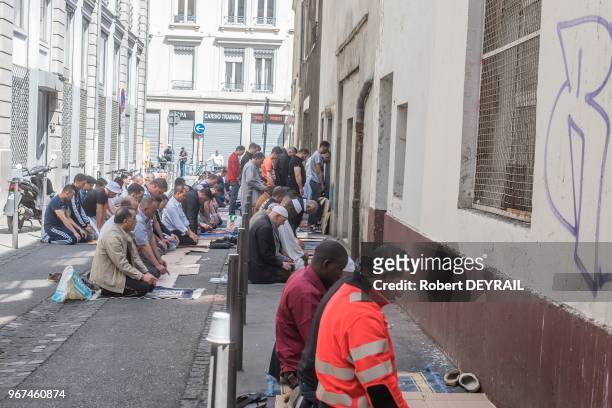 Prière de rue dans le quartier populaire de la Guillotière en centre ville le 24 avril 2015, Lyon, France.