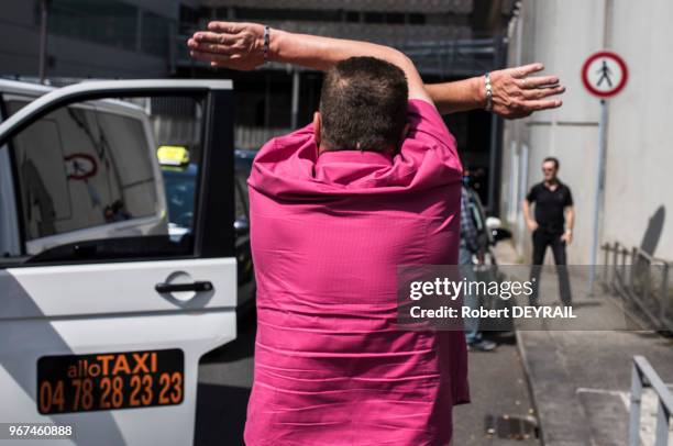 Plusieurs centaines de taxis se sont rassemblés au pied de la tour Oxygène siège lyonnais de la socité Uber pour exiger le blocage de l'application...