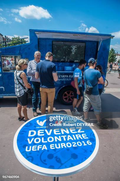 La mascotte du championnat d'Europe de football 2016 'Super Victor' rencontre les habitants de la ville pour recruter des volontaires, le 20 juin...