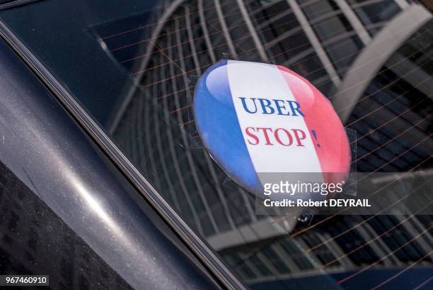 Plusieurs centaines de taxis se sont rassemblés au pied de la tour Oxygène siège lyonnais de la socité Uber pour exiger le blocage de l'application...