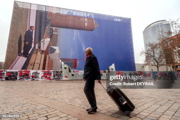 Dernière création de Philippe Ramette, une oeuvre photographique inédite de 45x26 mètres, place Charles-Béraudier dans le quartier de la Part Dieu...