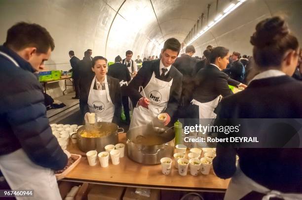 Un buffet de 1,7 kilomètre de long a été installé dans le tunnel urbain de la Croix Rousse afin de donner aux plus nombreux accès à la gastonomie, le...