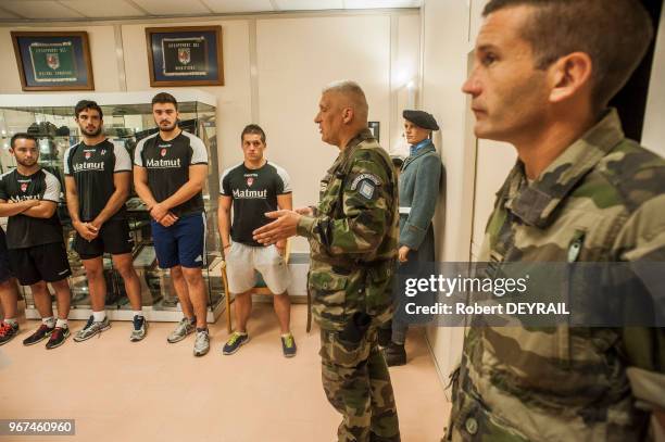 Le club de rugby lyonnais 'Le LOU' a envoyé en stage commando son équipe espoir pour renforcer l'esprit de groupe dans la caserne du 7eme régiment de...