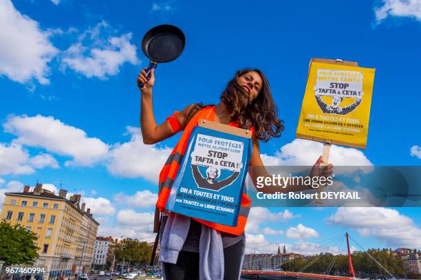 Jeune femme lors de la manifestation dans le centre ville de Lyon pour dénoncer le CETA, l'accord de libre-échange entre l'Union européenne et le...