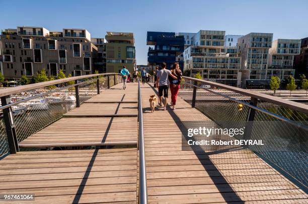 Passerelle au dessus de la darse du quartier de la Confluence, 18 mai 2014, Lyon, France.