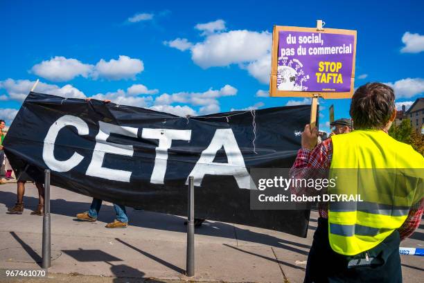 Plusieurs centaines de personnes ont manifesté dans le centre ville de Lyon pour dénoncer le CETA, l'accord de libre-échange entre l'Union européenne...