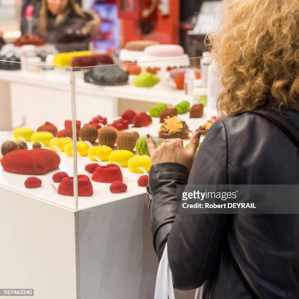 Un femme observe des réalisations culinaires exposées au 30 ème Salon International de la Restauration de l'Hotelerie et de l'Alimentation à Eurexpo...
