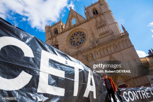 Plusieurs centaines de personnes ont manifesté dans le centre ville de Lyon pour dénoncer le CETA, l'accord de libre-échange entre l'Union européenne...