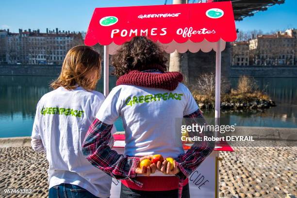 Des militants de GREENPEACE ditribue des pommes bio offertes par l'entreprise suisse BIOCOP pour sensiblisé les passants a la toxicité des pesticides...
