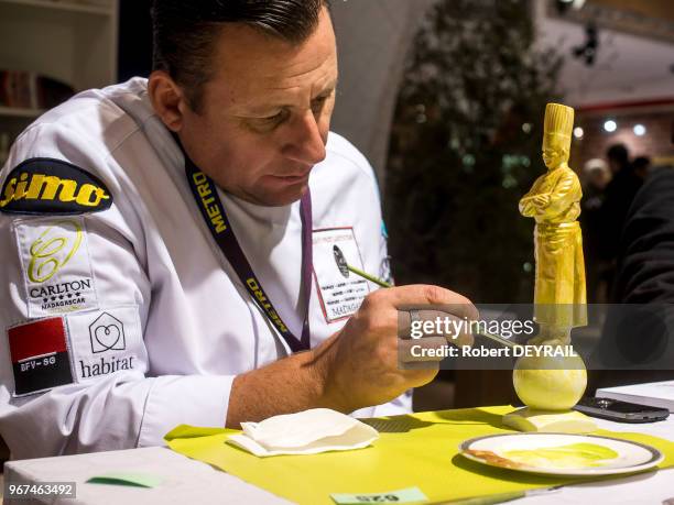 Atelier de peinture autour de la statue de Paul Bocuse au 30 ème Salon International de la Restauration de l'Hotelerie et de l'Alimentation à Eurexpo...