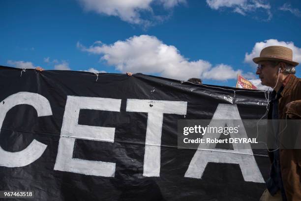 Plusieurs centaines de personnes ont manifesté dans le centre ville de Lyon pour dénoncer le CETA, l'accord de libre-échange entre l'Union européenne...