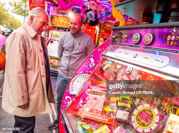 Georges Képénékian maire de Lyon devant une machine de loterie lors de l'inauguration de la 150ème "Vogue des marrons" traditionnelle fête lyonnaise...