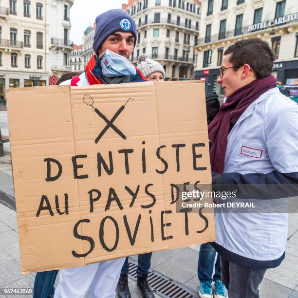 Une centaine d'étudiants en ondontologie a défilé dans le centre ville pour une meilleure politique de soins dentaires le 25 Janvier 2017, Lyon,...