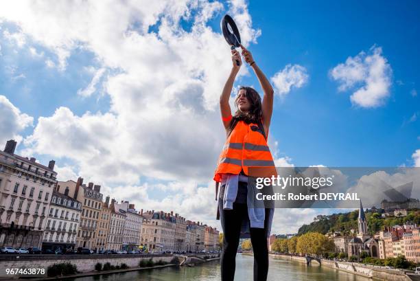 Jeune femme lors de la manifestation dans le centre ville de Lyon pour dénoncer le CETA, l'accord de libre-échange entre l'Union européenne et le...