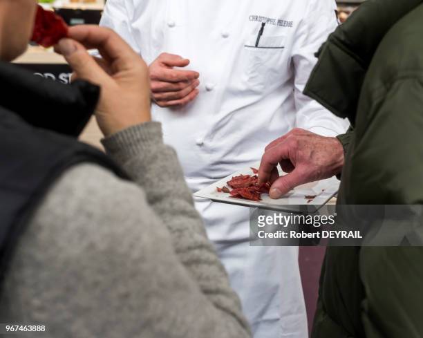 Un chef fait goûter à des visiteurs une réalisation culinaire au 30 ème Salon International de la Restauration de l'Hotelerie et de l'Alimentation à...