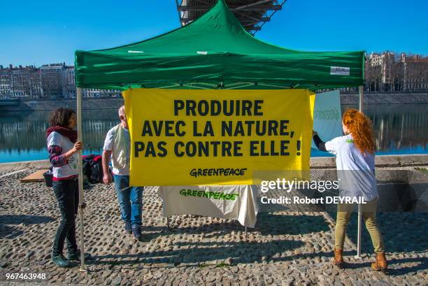 Des militants de GREENPEACE déploye une banderole devant un stand 'Produire avec la nature, pas contre elle' le 18 Février 2017, Lyon, France.