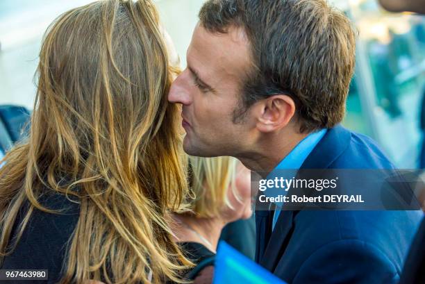 Emmanuel Macron saluant une militante lors du Sommet des réformistes européens, organisé au Musée des Confluences par l?Institut Montaigne, un cercle...