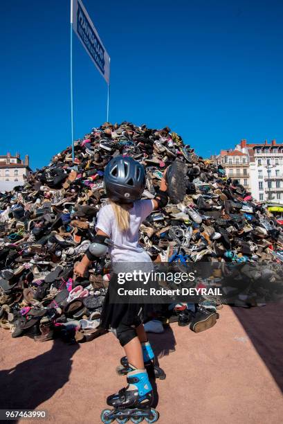 22ème édition de la pyramide de chaussures d' Handicap international le 24 Septembre 2016 à Lyon, France. Les passants peuvent mettre des lunettes de...