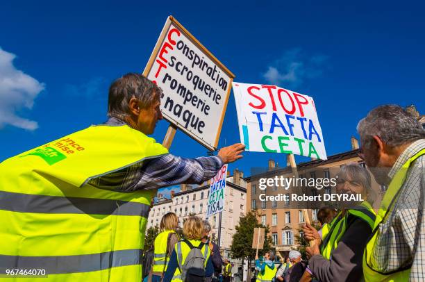 Plusieurs centaines de personnes ont manifesté dans le centre ville de Lyon pour dénoncer le CETA, l'accord de libre-échange entre l'Union européenne...