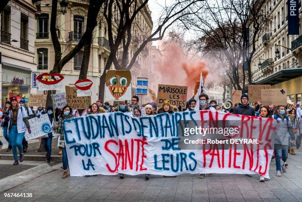 Une centaine d'étudiants en ondontologie a défilé dans le centre ville pour une meilleure politique de soins dentaires le 25 Janvier 2017, Lyon,...