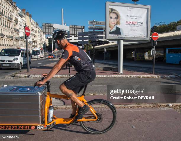 Quartier Perrache, livreur en triporteur, 27 septembre 2016, Lyon, France.