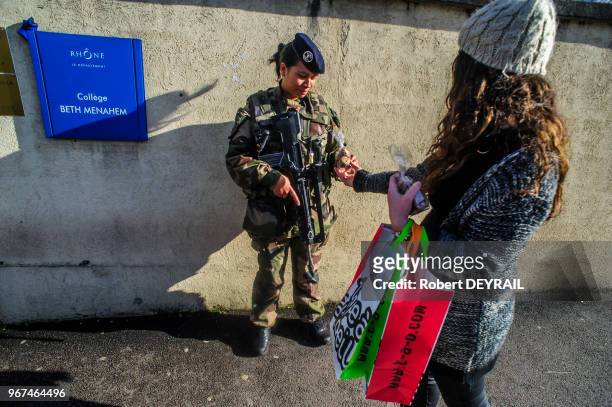 Une maman d'éléve de l'école juive Beth Menahem donnant des gateaux aux militaires en faction devant l'établissement, le 14 Janvier 2015, à...