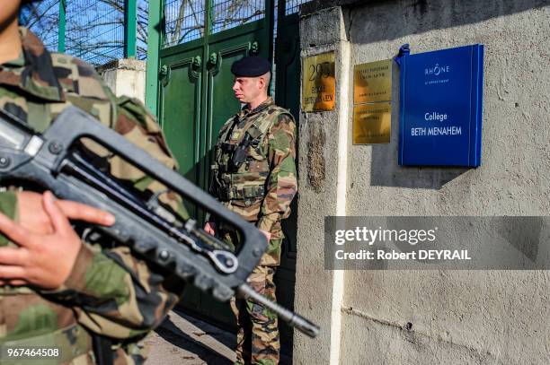 Protection militaire devant l'école juive Beth Menahem de Villeurbanne après l'attentat antisémite de Paris, le 14 Janvier 2015, à Villeurbanne,...