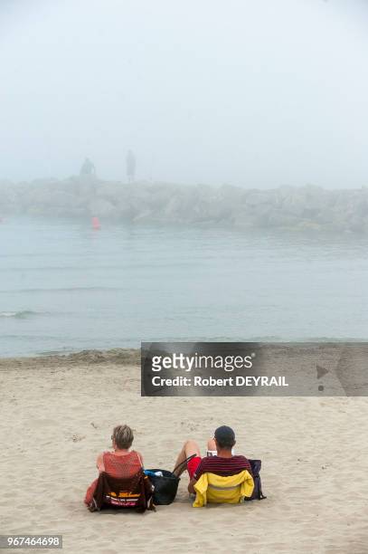 Bord de mer par mauvais temps brouillard et entrées maritimes, 26 juillet 2012, Palavas-Les-Flots, Hérault, France.