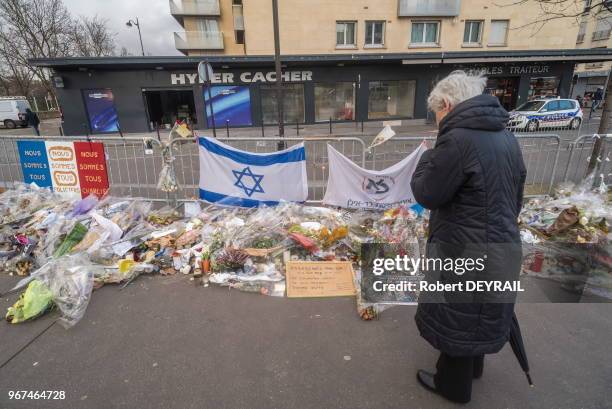 Quelques semaines après l'attaque antisémite de l'hyper cacher de Vincennes de nouveaux bouquets recouvrent les fleurs séchées déposées depuis le 9...