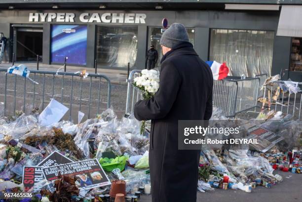 Quelques semaines après l'attaque antisémite de l'hyper cacher de Vincennes de nouveaux bouquets recouvrent les fleurs séchées déposées depuis le 9...
