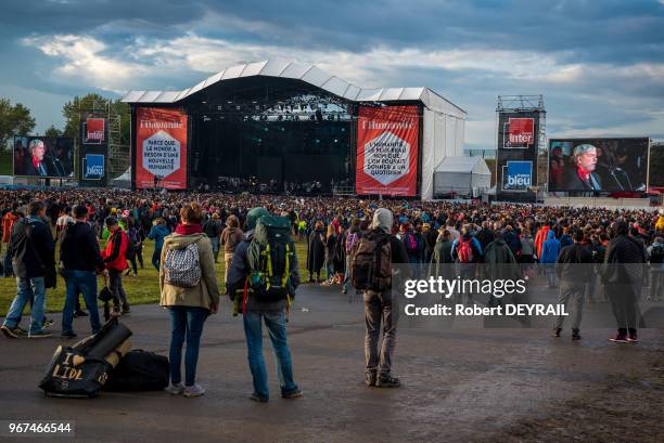 Public assistant au concert du chanteur Renaud à La Fête de L'Humanité le 17 septembre 2017 à La Courneuve, France.