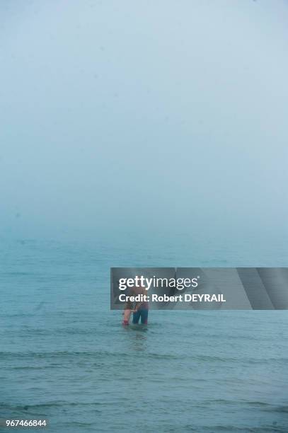 Bord de mer par mauvais temps brouillard et entrées maritimes, 26 juillet 2012, Palavas-Les-Flots, Hérault, France.