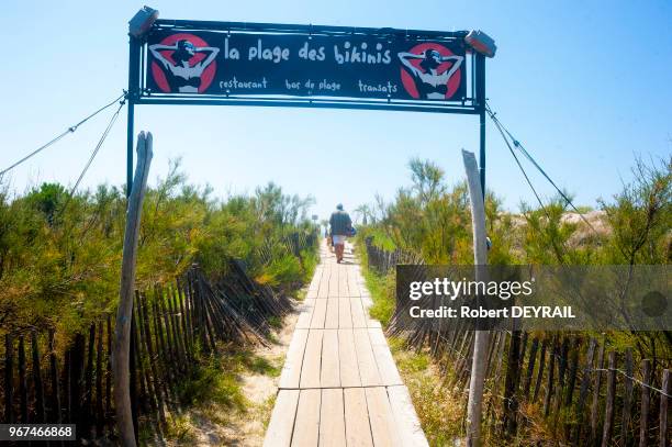 Touriste accédant à la plage des bikinis, 15 juillet 2016, La Grande-Motte, France.