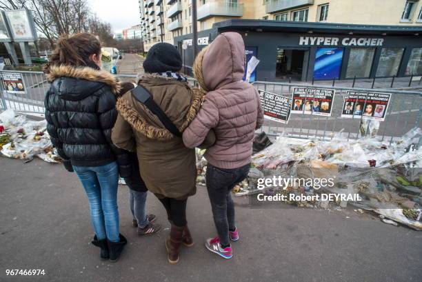 Quelques semaines après l'attaque antisémite de l'hyper cacher de Vincennes de nouveaux bouquets recouvrent les fleurs séchées déposées depuis le 9...