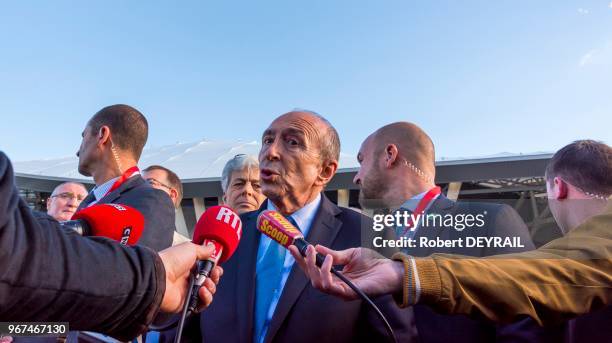 Gérard Collomb, Ministre de l'Intérieur aux cotés de Henri-Michel Comet, Préfet de police avant un match de football au stade des Lumières le 20 mai...