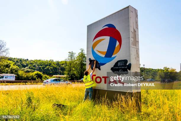 Des militants écologistes des associations Greenpeace et ANL COP 21 ont mené une action contre une station service Total sur l'autoroute A7 pour...