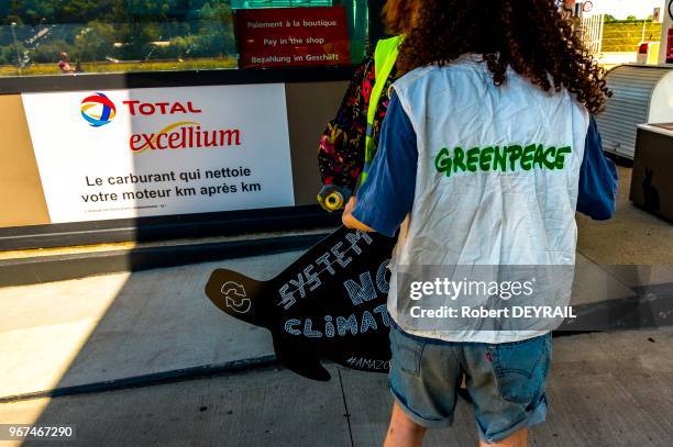 Des militants écologistes des associations Greenpeace et ANL COP 21 ont mené une action contre une station service Total sur l'autoroute A7 pour...