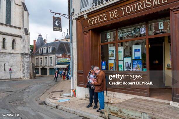 Touristes devant l'office du tourisme de Blois le 25 Juillet 2017, France.