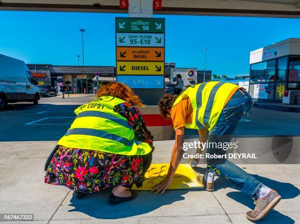 Des militants écologistes des associations Greenpeace et ANL COP 21 ont mené une action contre une station service Total sur l'autoroute A7 pour...