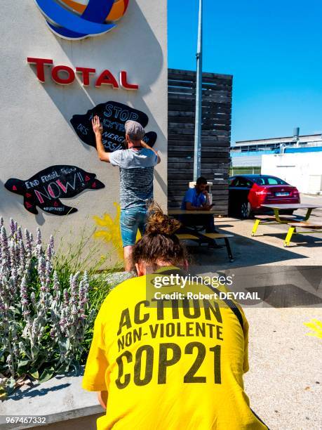 Des militants écologistes des associations Greenpeace et ANL COP 21 ont mené une action contre une station service Total sur l'autoroute A7 pour...