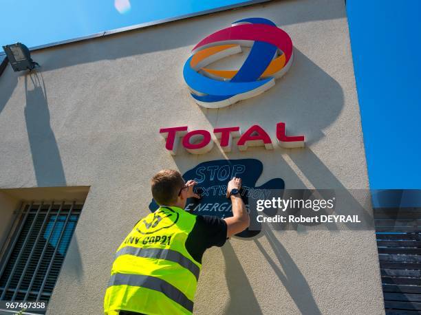 Des militants écologistes des associations Greenpeace et ANL COP 21 ont mené une action contre une station service Total sur l'autoroute A7 pour...