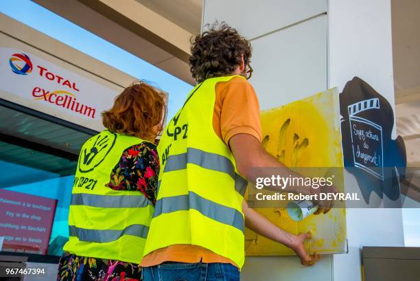 Des militants écologistes des associations Greenpeace et ANL COP 21 ont mené une action contre une station service Total sur l'autoroute A7 pour...