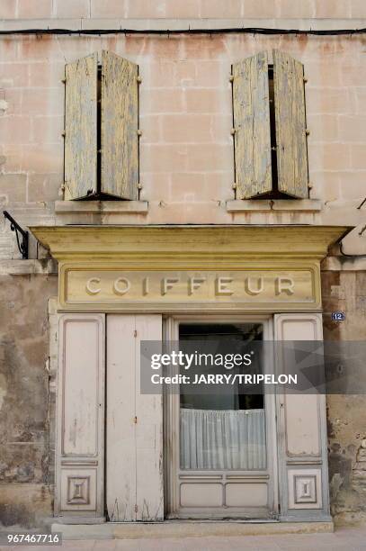 Bouches-du-Rhone Provence, Massif des Alpilles, Saint-Re?my-de-Provence, ancienne boutique de coiffeur.