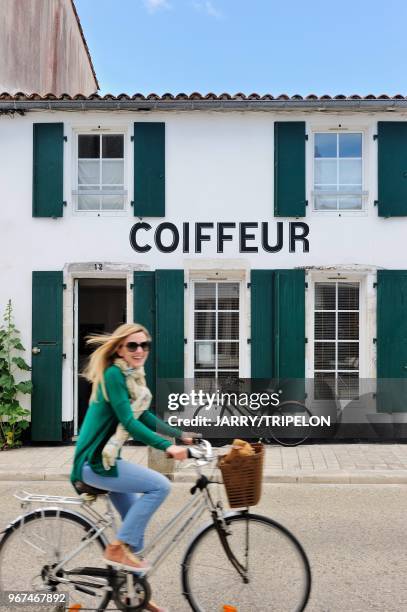 Charente-Maritime, Ile de Ré, village de La Flotte, salon de coiffeur, 28 mai 2015, France.