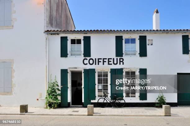 Charente-Maritime, Ile de Ré, village de La Flotte, salon de coiffeur, 28 mai 2015, France.